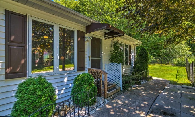 Orchard Park Apartment | Relaxing Orchard Park Apartment with Large Yard & Spa