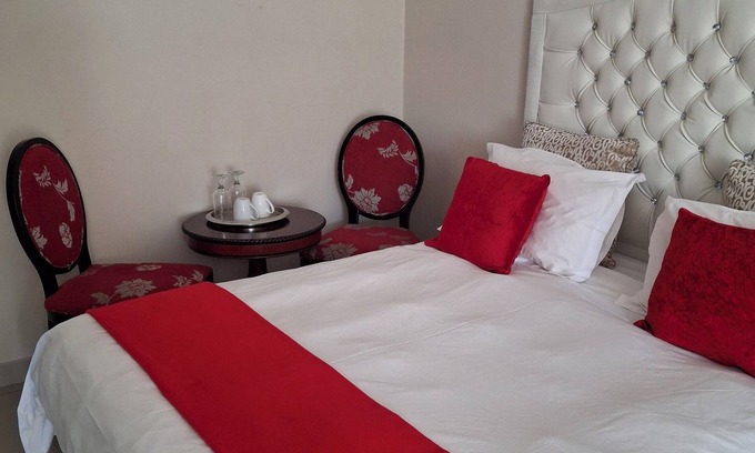 Greater Johannesburg Metropolitan Area House | Family-Friendly Serene Pastures Room with Kitchen & Breakfast