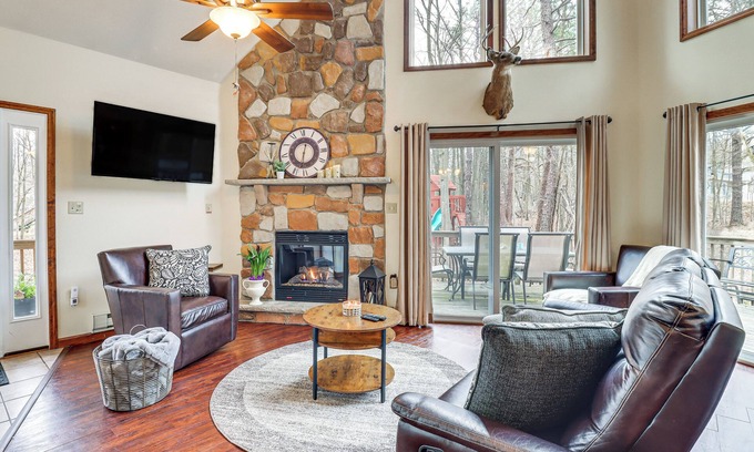 Albrightsville Cabin | Relaxing Poconos Cabin with Beach & Lake Access Awaits!
