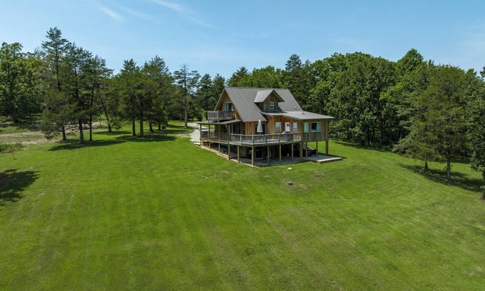 Eureka Springs House | Idyllic Private Cabin with Pool Table and Fishing Access