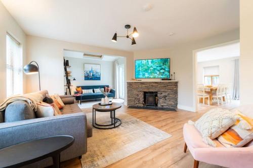 Dingle House | Tranquil Family-Friendly Stay at Serene Retreat Dingle