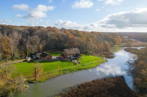 Netley House | Riverside Retreat: Family-Friendly 6BR Getaway in Curdridge