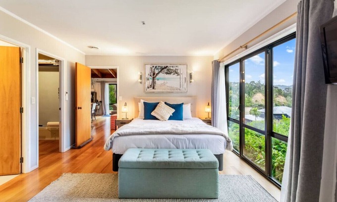 Auckland Region House | Relaxing Seaview Retreat with Spa, Pool & Kayaking