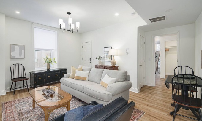 Manayunk Apartment | Silverwood Serenity: Spacious 2b/2b with Kitchen & Parking