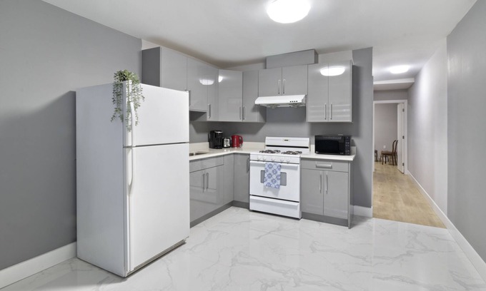 Newton House | Modern 2-Bed Suite with Spa & Hot Tub in Central Location