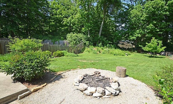Reading House | Ideal Family Retreat in Central Cincinnati with Pet Welcome