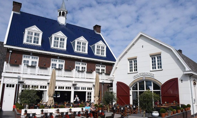 Municipality of Huizen Hotel | Serene Stay w/Oniste Dining Near Huizer Museum, Nature Reserve & Cultural Sites