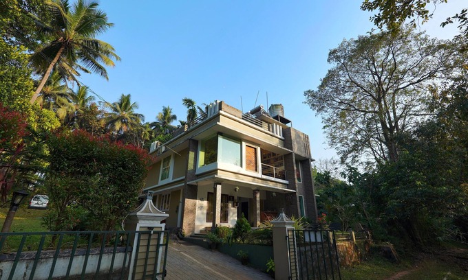 Irinjalakuda House | Relaxing Stream: Family-Friendly 5-Bed Retreat Near Athirappilly
