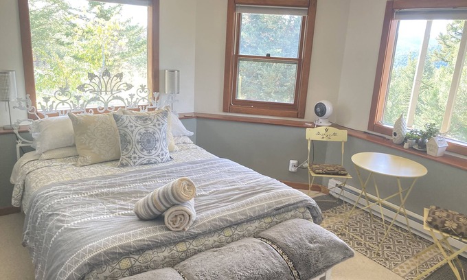 Boulder House | Escape to Serene Sugarloaf Mnt. Room Retreat Near Boulder