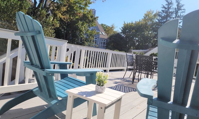 Greenwich Apartment | Inviting Apartment Steps from Town, Train & Beach Ferry