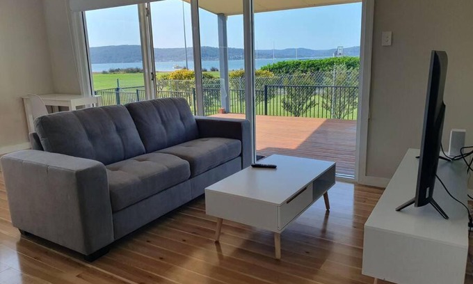 Saratoga House | Relaxing Waterfront Guesthouse with Amazing Views & Vibes