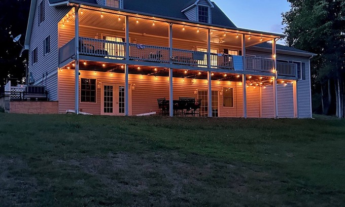 Huddleston House | Serene waterfront home at Smith Mountain Lake in Huddleston, VA