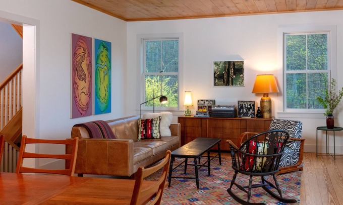 Woodstock House | Idyllic Woodstock Cottage with Breathtaking Mountain Views