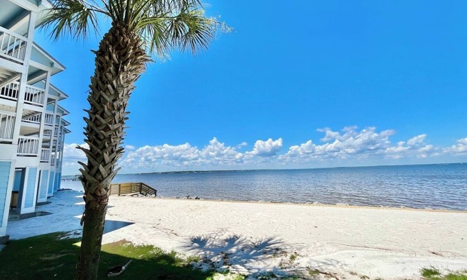 Innerarity Townhomes House | Serenita Ora: Quiet Waterfront Unit with 2 Kayaks!