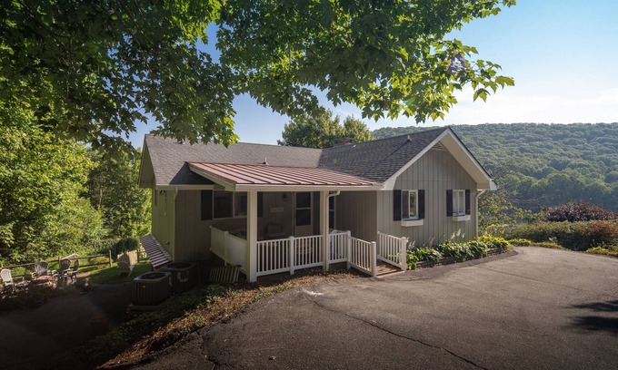Frank Cottage | Experience Serenitee Cottage: Golf, Pickle Ball & Spa Retreat