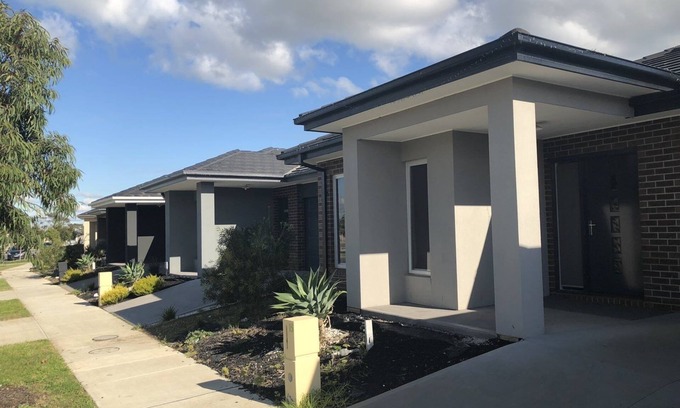Pakenham House | Family-Friendly Serenity 9 - Whole House with Kitchen