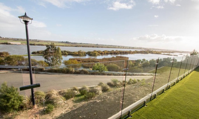 Seymour House | Experience 'Serenity' with Murray River Views & Family Amenities