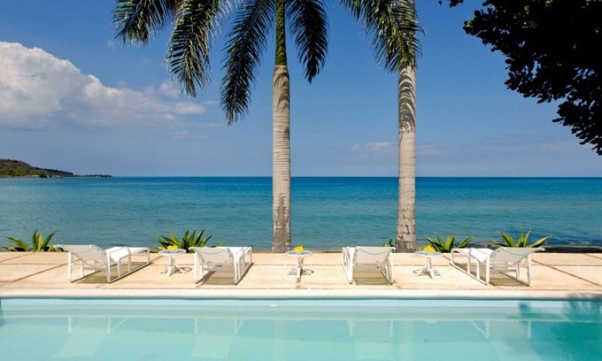 Montego Bay Villa | Beachfront Bliss: 4-Bed Villa in Montego Bay with Pool
