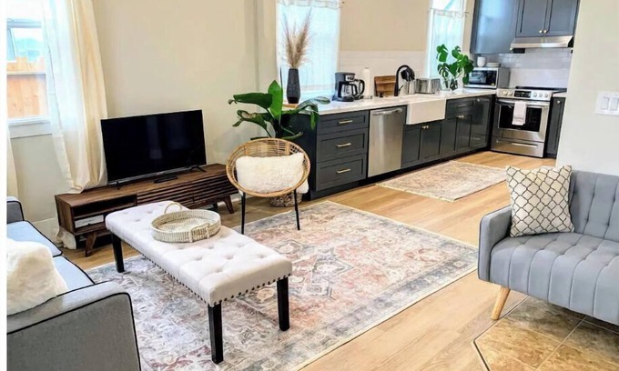 Eureka House | Cozy Serenity by the Sea: Guest Rated 9.8 with Breakfast