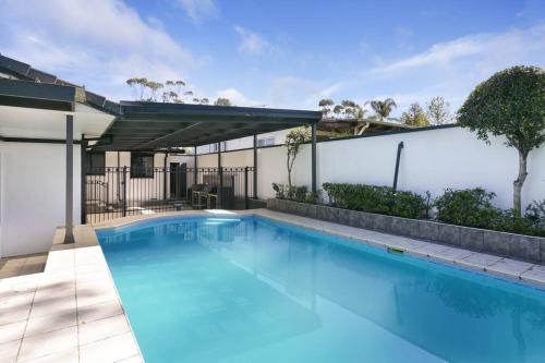 Kings Langley House | Relaxing Serenity City Escape with Pool & Family Fun
