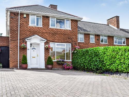 Sutton Coldfield House | Discover Serenity Comfort: Family-Friendly with High Ratings