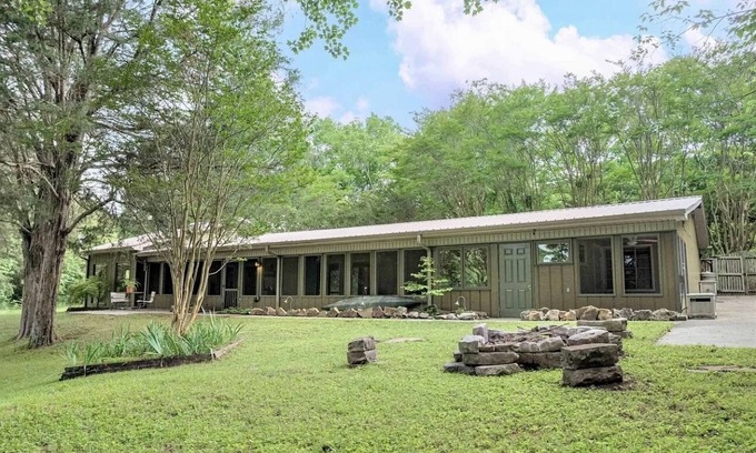 Scottsboro House | Idyllic Serenity Cove: Waterfront Retreat with Kayaks & Fire Pit