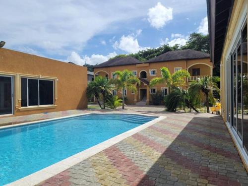 Runaway Bay Apartment | Serenity Escape: Oceanfront Retreat with Pool and Pet Friendly