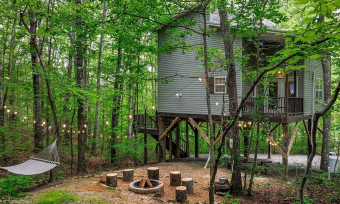 Fort Payne Cabin | Enchanted Treehouse Retreat with Trails and Cozy Fire Pit