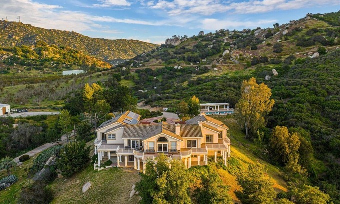 Ramona Villa | Discover Serenity Estate: Mansion with Pool & Scenic Views