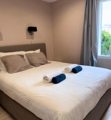 Riou - Petit Juas - Av de Grasse Apartment | Serenity