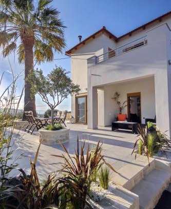 Prines Apartment | Relax at Serenity Garden Retreat with Ocean Views & Breakfast