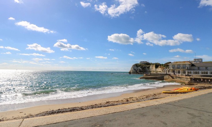 Freshwater Cottage | Tranquil Oceanfront Haven with Breakfast & Family Amenities