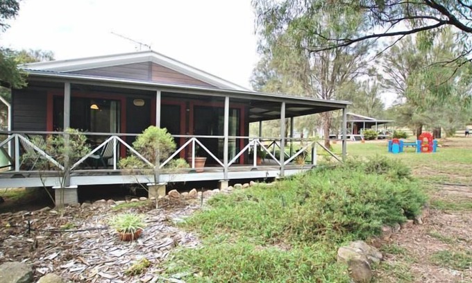 Fordwich Cottage | Inviting Serenity Grove: Family-Friendly with Breakfast & Kitchen