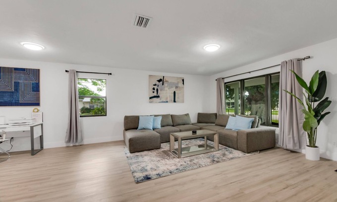 Westgate House | Experience Serenity Haven: Pet-Friendly with Breakfast & Kitchen
