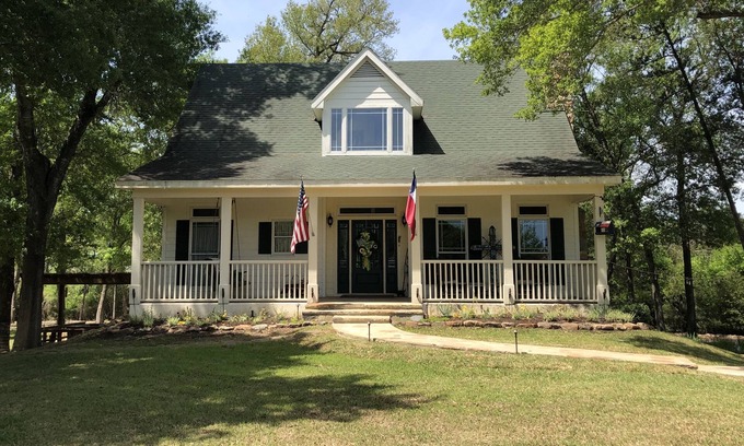 Round Top House | Enchanted Serenity Hill - Steps from Henkel Square