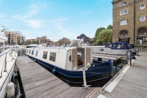 Tower Hill Boat Rental | Discover Serenity in Central London for Family Travelers