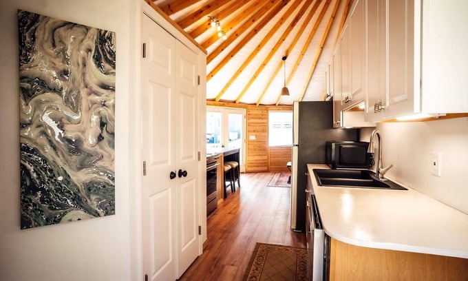Fairview Condo | Romantic Escape: A Perfect Couple's Getaway Awaits