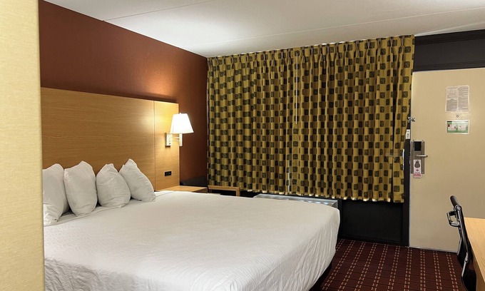 Sweetwater Hotel | Welcoming Serenity Inn: Family-Friendly with Breakfast Included