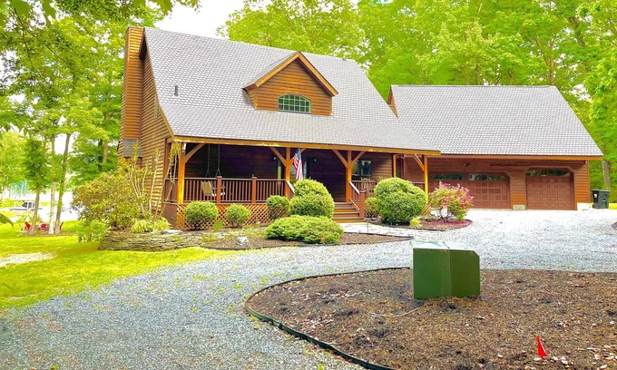 Livingston House | "Serenity" Lakefront Cabin at Lake Anna