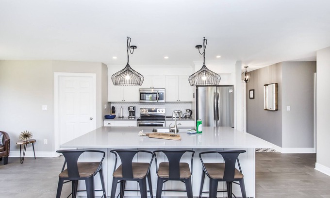 Historic Old Town House | Tranquil Bungalow Retreat in Old Towne with Hot Tub