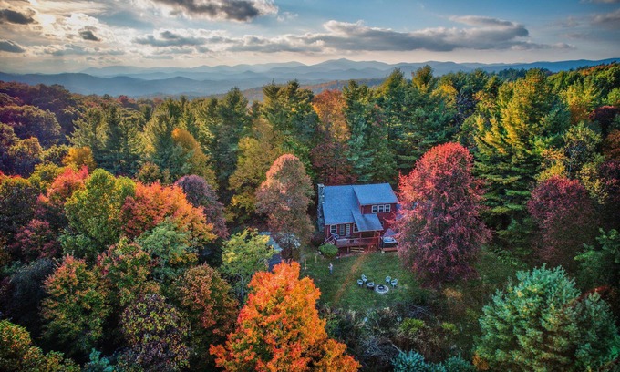 Fleetwood House | Peaceful Retreat at Serenity Now: Mountain Views & Game Room