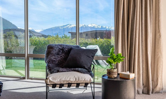 Wanaka House | Exceptional Serenity on Ruby Ridge with Family-Friendly Amenities