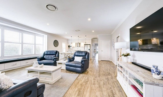 Dubbo House | Family-Focused Serenity on Severn with Breakfast & More