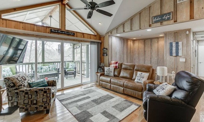 Flowery Branch House | Serenity-on-the-Lake with Dock