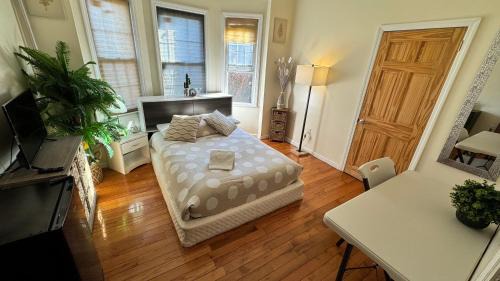 Queens Other | Serena Room: Family and Pet-Friendly Getaway Awaits