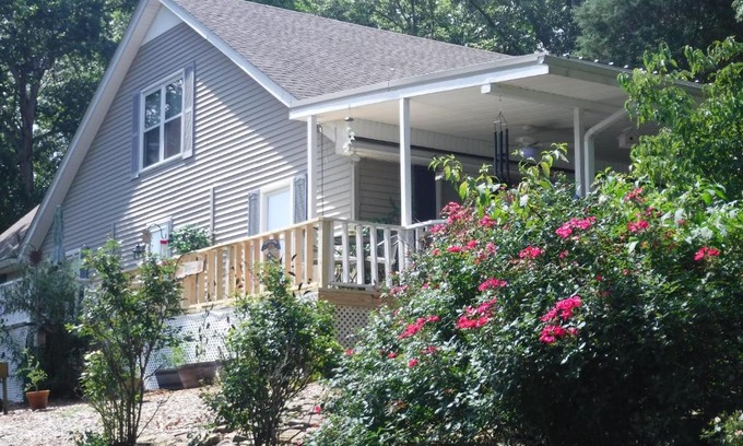 Brownsville House | Relax at Serenityhill Bed and Breakfast with Hot Tub Access