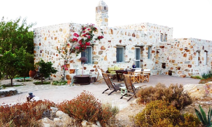 Ramos House | Writer's Home: Beachside Retreat with Pool & Spa