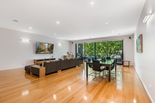 Bendigo Apartment | Family-Friendly Getaway at Serpentine Park on View