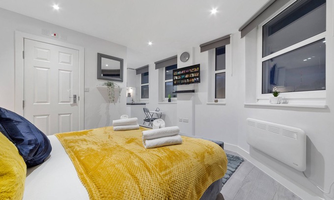 Penge Apartment | Comfortable Serviced Ensuite Room in Crystal Palace, London