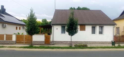 Lengyeltoti House | Oceanfront Servus Vendégház with Family-Friendly Amenities